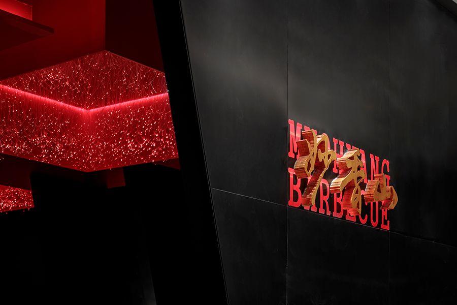 Logo设计这家烤肉店的餐饮空间设计，俨然是红与黑的世界