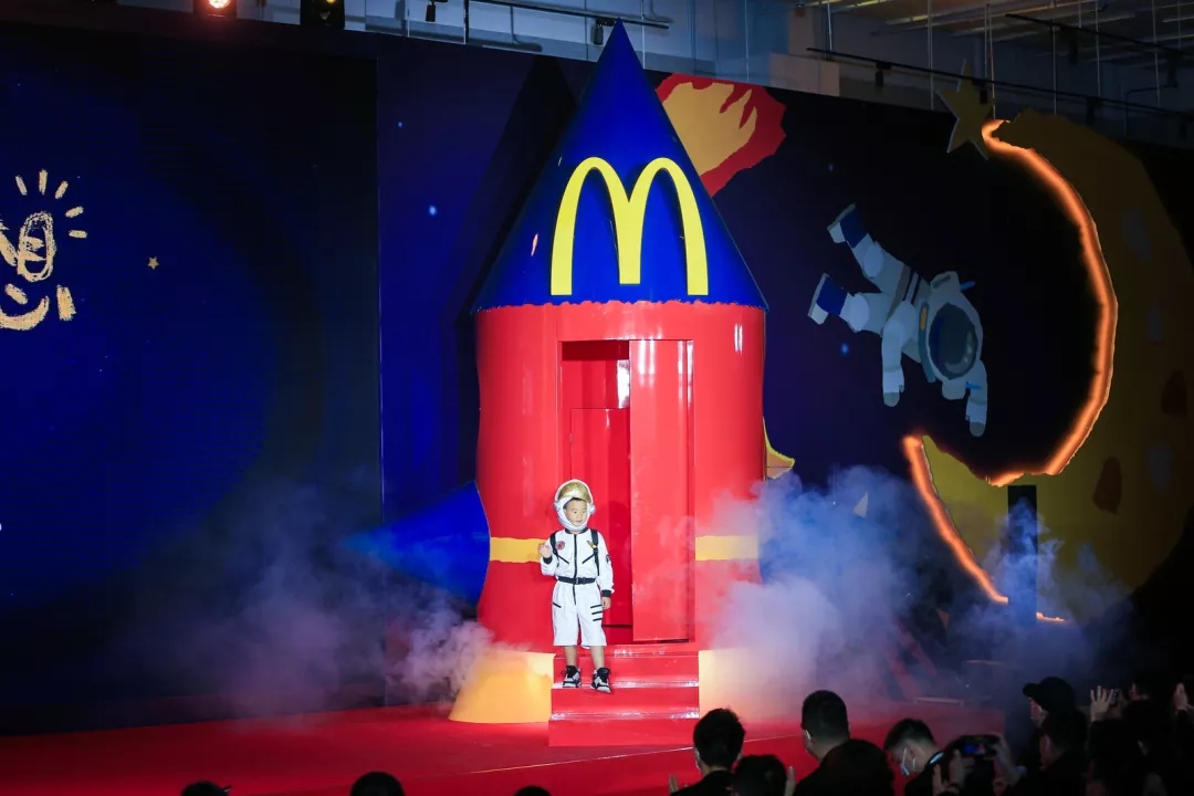 Logo设计麦当劳中国为孩子“点亮梦想”，带你上天！